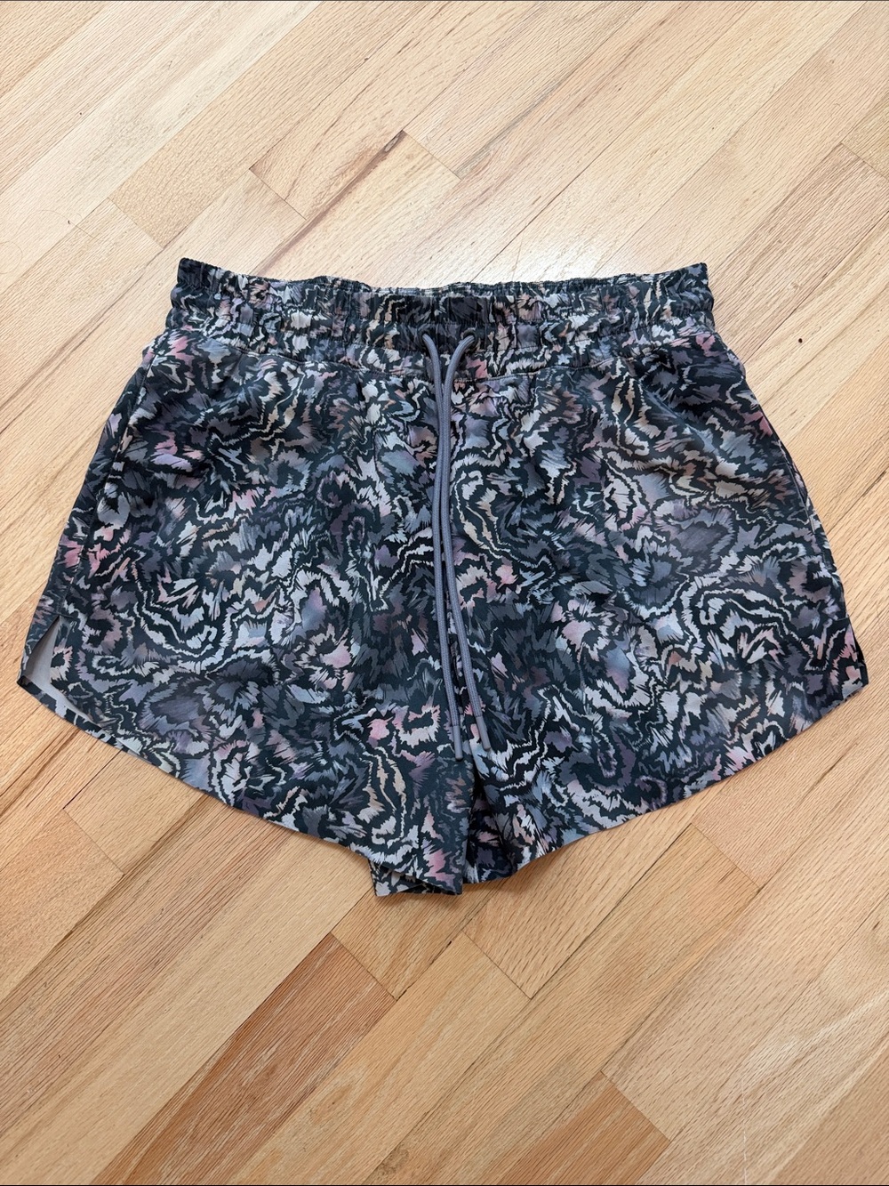 Athleta Crossroads Shorts in Sumo Marble